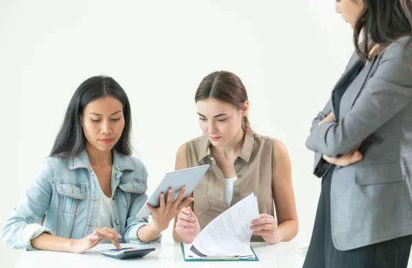 Donne Imprenditrici Multiculturali Discutono Nel Corso Della Riunione Gruppo Ufficio — Foto Stock