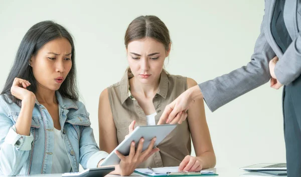 Donne Imprenditrici Multiculturali Discutono Nel Corso Della Riunione Gruppo Ufficio — Foto Stock