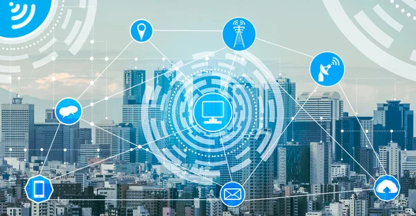 Iot とバック グラウンドで近代的な都市の建物に対して情報通信技術 Ict のインターネットのグラフィック表示の概念とスマートシティ無線通信ネットワーク — ストック写真
