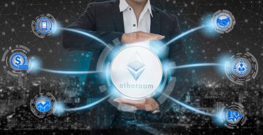 Ethereum ve kavram - işadamı Ethereum (Eth) alışverişi, ticaret, transfer ve blockchain teknoloji yatırım gösteren mobil uygulama iş ikonları/simgeleri ile tutarak yatırım cryptocurrency.