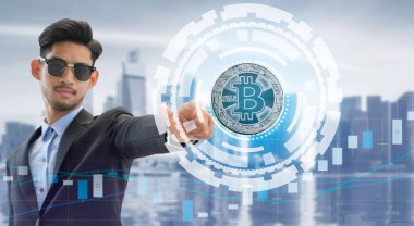 Bitcoin ve kavram - Bitcoin modern işletme Binası ve arka planda cityscape işaret eden işadamı yatırım cryptocurrency. Blockchain teknoloji.