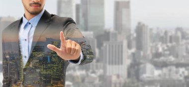 Çift Pozlama iş adamı boş kopya alanı metni modern iş binası ve cityscape arka planda olan işaret. Dijital yenilik ve teknoloji bozulma kavramı.