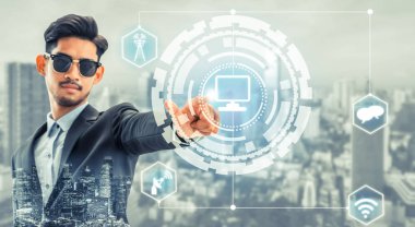 Internet teknoloji ve iletişim kavramı. Bilgisayar aygıtı bağlantı simgeleri modern şehir arka plan ile gösteren işadamı.