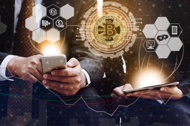 Bitcoin ve kavram - modern grafik arayüzü başka bir tüccar ile ticaret Bitcoin Btc cep telefonu uygulaması kullanarak işadamı yatırım cryptocurrency. Blockchain ve finans teknolojileri.