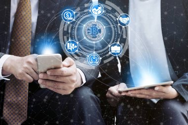 Bitcoin ve kavram - modern grafik arayüzü başka bir tüccar ile ticaret Bitcoin Btc cep telefonu uygulaması kullanarak işadamı yatırım cryptocurrency. Blockchain ve finans teknolojileri.