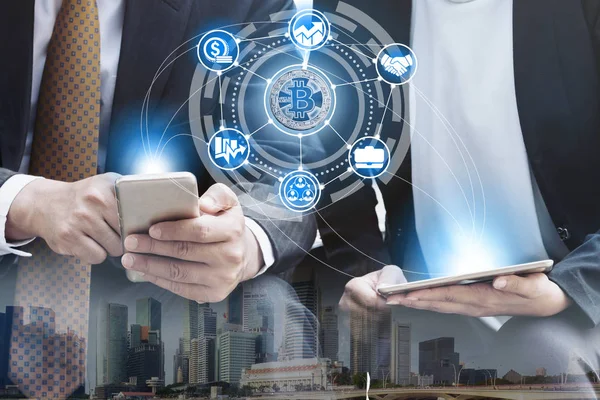 Bitcoin ve kavram - modern grafik arayüzü başka bir tüccar ile ticaret Bitcoin Btc cep telefonu uygulaması kullanarak işadamı yatırım cryptocurrency. Blockchain ve finans teknolojileri.
