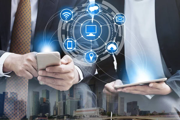 若いビジネス人の近代的な都市の建物の背景を持つ携帯電話を使用して 将来の通信技術ともの Iot コンセプトのインターネット — ストック写真