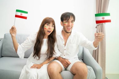 Tezahürat ve dünya yarışmalar oturma odasında televizyon izlerken Iran futbol fan. Uluslararası Futbol Kupası etkinlik destekçileri.