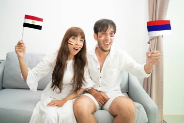 Tezahürat ve dünya yarışmalar evde oturma odasında Tv televizyonda izlerken futbol fan. Uluslararası Futbol Kupası etkinlik destekçileri.