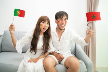 Tezahürat ve dünya yarışmalar evde oturma odasında Tv televizyonda izlerken futbol fan. Uluslararası Futbol Kupası etkinlik destekçileri.