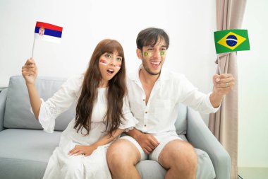 Tezahürat ve dünya yarışmalar evde oturma odasında Tv televizyonda izlerken futbol fan. Uluslararası Futbol Kupası etkinlik destekçileri.