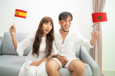 Tezahürat ve dünya yarışmalar evde oturma odasında Tv televizyonda izlerken futbol fan. Uluslararası Futbol Kupası etkinlik destekçileri.
