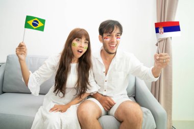 Tezahürat ve dünya yarışmalar evde oturma odasında Tv televizyonda izlerken futbol fan. Uluslararası Futbol Kupası etkinlik destekçileri.