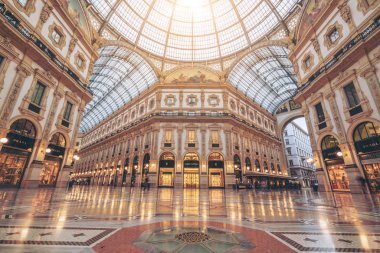 Milan, İtalya - Eyl 29, 2017: Galleria Vittorio Emanuele II, Milano, İtalya Milan en eski alışveriş merkezidir. Galleria Vittorio Emanuele II Victor Emmanuel II sonra seçildi İtalya'nın ilk kralı.