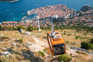 Teleferik ve Dubrovnik Old Town Dalmaçya, Hırvatistan - önemli Panorama görünümünü hedef Hırvatistan seyahat. Dubrovnik eski şehir Unesco Dünya Mirasları 1979 yılında geçiyordu.