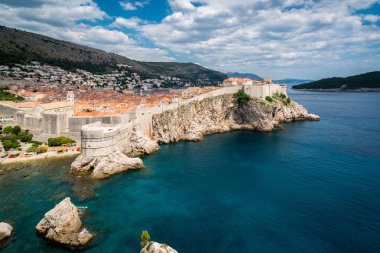 Hırvatistan 'ın Dubrovnik Eski Kenti' nin tarihi duvarı. Hırvatistan 'ın önde gelen tatil beldeleri. Dubrovnik eski kenti 1979 yılında UNESCO Dünya Mirasları Listesi olarak listelendi..