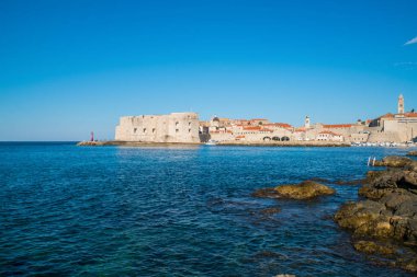 Dubrovnik'in tarihi kent üzerinde sahil, Adriyatik Denizi, Dalmaçya, Hırvatistan - Hırvatistan'ın önde gelen seyahat hedef. Dubrovnik eski şehir Unesco Dünya Mirasları 1979 yılında geçiyordu.