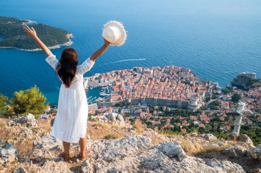 Yolcu Dubrovnik Old Town, manzaraya Dalmaçya, Hırvatistan, Hırvatistan'ın önde gelen seyahat hedef arıyor. Dubrovnik eski şehir Unesco Dünya Mirasları 1979 yılında geçiyordu.