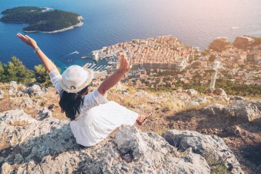 Dubrovnik şehir, manzaraya Dalmaçya, Hırvatistan, Hırvatistan'ın önde gelen seyahat hedef seyir yolcu. Dubrovnik eski şehir Unesco Dünya Mirasları 1979 yılında geçiyordu.