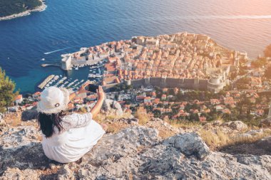 Cep telefonundan havadan görünümü ile yolcu alarak fotoğraf Dubrovnik'in tarihi kent. Dubrovnik'in tarihi kent merkezine 1979 yılında Unesco Dünya Mirası listelenmiştir.