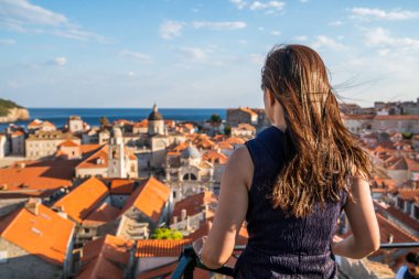 Kadın gezgin, Dubrovnik Old Town, Dalmaçya, Hırvatistan - Croatia, eski şehir Unesco Dünya Mirasları 1979 yılında geçiyordu Dubrovnik önde gelen seyahat hedef.