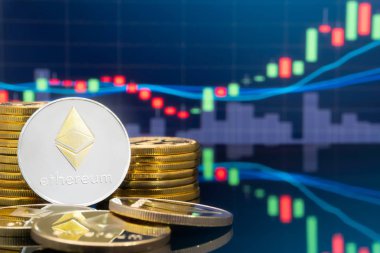 Ethereum (Eth) ve cryptocurrency yatırım kavramı - fiziksel metal ethereum genel ticaret Döviz piyasa fiyatı grafik içinde belgili tanımlık geçmiş ile madeni paralar.