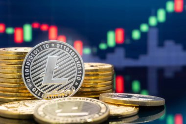 Litecoin (Ltc) ve cryptocurrency yatırım kavramı - fiziksel metal litecoin genel ticaret Döviz piyasa fiyatı grafik içinde belgili tanımlık geçmiş ile madeni paralar.