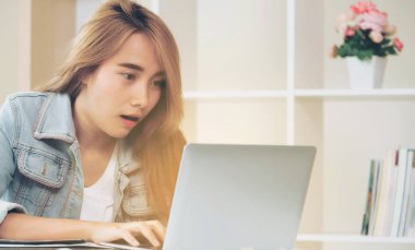 Sevimli kadın rahat ev ofis dizüstü bilgisayarda bakarken hayran, heyecan veya sürpriz hisseder. İnanılmaz satış reklam ve şanslı ödül kazanan kavramı.