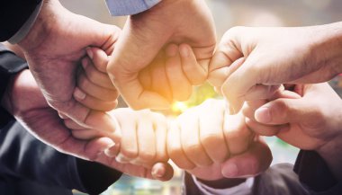 Birleşen eller takım çalışması, işbirliği ve birlik gösterilen iş adamları takım.
