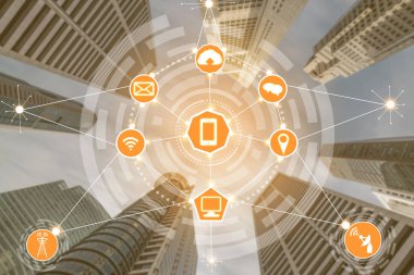 Akıllı şehir kablosuz iletişim ağı Internet şeyler (çok) ve bilgi iletişim teknolojisi (ICT) modern şehir binaları içinde belgili tanımlık geçmiş karşı grafik gösteren kavramı ile.