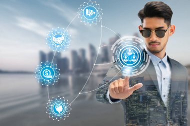 Modern iş binaları ve cityscape içinde belgili tanımlık geçmiş ile gelecek grafik arabirimi uygulama kullanarak iş adamı. Dijital yenilik ve teknoloji bozulma kavramı.