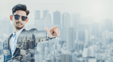 Çift Pozlama iş adamı boş kopya alanı metni modern iş binası ve cityscape arka planda olan işaret. Dijital yenilik ve teknoloji bozulma kavramı.