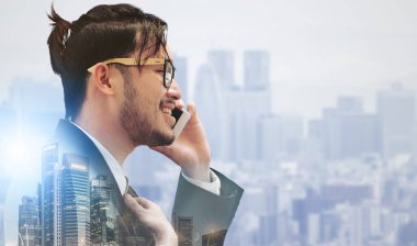 Gerçeküstü iletişim kavramı - genç işadamı istimal hareket eden telefon ile modern şehir binaları arka plan görüntüsü. Gelecek yenilik teknoloji ve Internet şey (çok ).