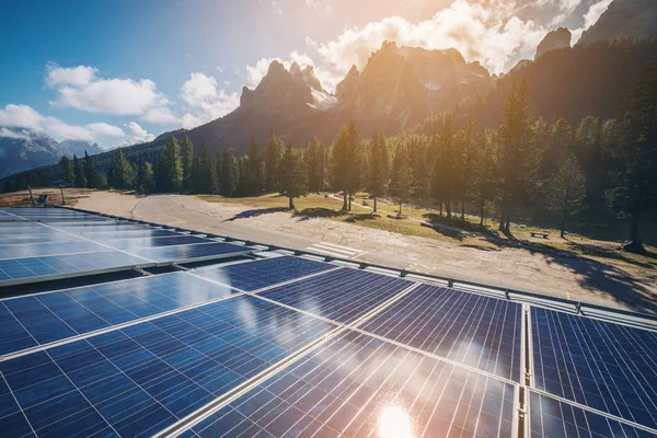 Painel Células Solares Paisagem País Contra Céu Ensolarado Fundos Montanha — Fotografia de Stock