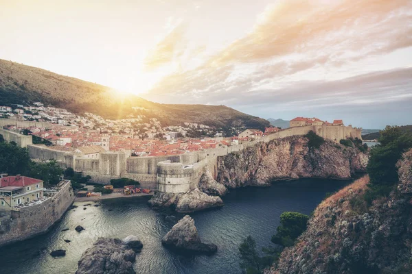 Doğal güneş doğarken Dubrovnik Old Town, Dalmaçya, Hırvatistan, Hırvatistan'ın önde gelen seyahat hedef. Dubrovnik eski şehir Unesco Dünya Mirasları 1979 yılında geçiyordu.