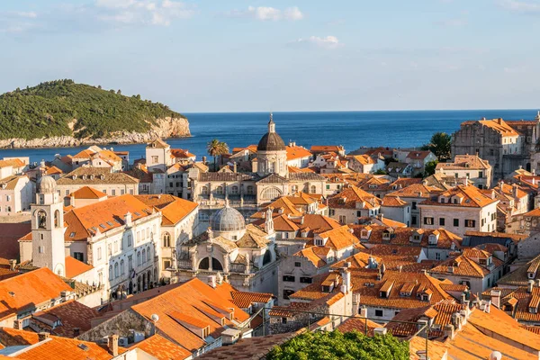 Hırvatistan - önemli Dubrovnik eski şehrin panoramik profili hedef Hırvatistan seyahat. Dubrovnik eski şehir Unesco Dünya Mirasları 1979 yılında geçiyordu.