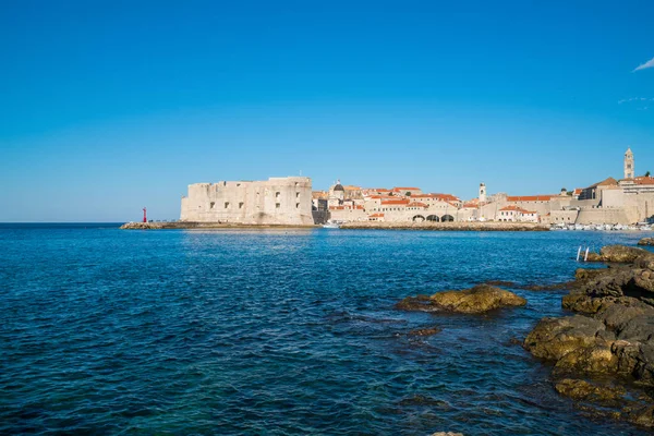 Dubrovnik'in tarihi kent üzerinde sahil, Adriyatik Denizi, Dalmaçya, Hırvatistan - Hırvatistan'ın önde gelen seyahat hedef. Dubrovnik eski şehir Unesco Dünya Mirasları 1979 yılında geçiyordu.