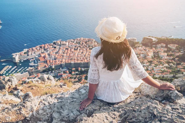 Viajante Olhando Para Vista Cidade Dubrovnik Dalmácia Croácia Destino Viagem — Fotografia de Stock
