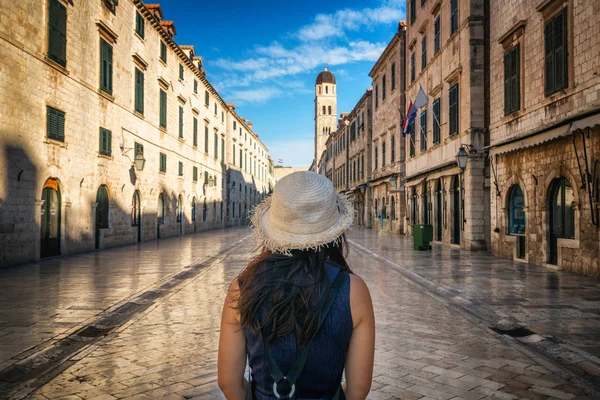 Caminhadas Viajantes Rua Histórica Stradun Placa Cidade Velha Dubrovnik Croácia — Fotografia de Stock