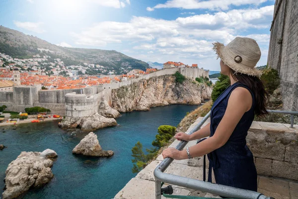 Viajante Mujer Casco Antiguo Dubrovnik Dalmacia Croacia Destino Turístico Prominente — Foto de Stock