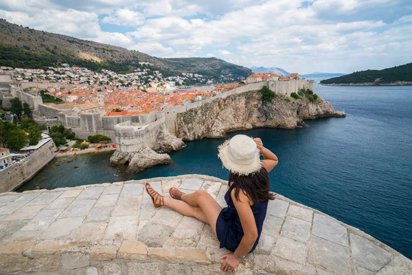 Yolcu Dubrovnik Old Town, manzaraya Dalmaçya, Hırvatistan, Hırvatistan'ın önde gelen seyahat hedef arıyor. Dubrovnik eski şehir Unesco Dünya Mirasları 1979 yılında geçiyordu.
