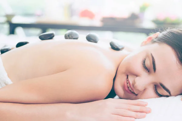 Mulher Recebendo Tratamento Massagem Pedra Quente Por Terapeuta Esteticista Profissional — Fotografia de Stock