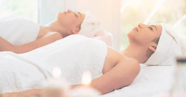 Jovem Relaxada Deitada Uma Cama Spa Preparada Para Tratamento Facial — Fotografia de Stock