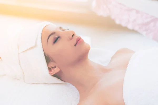 Mujer Joven Relajada Tumbada Una Cama Spa Preparada Para Tratamiento —  Fotos de Stock