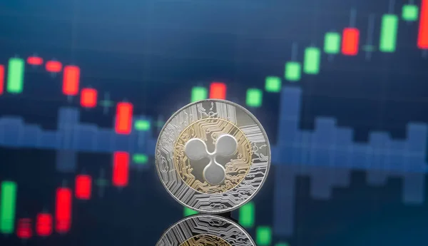 Xrp Cryptocurrency 投资概念 物理金属波纹硬币与全球交易交易所市场价格图表在背景下 — 图库照片