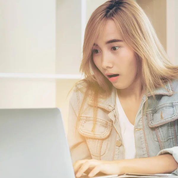 Sevimli kadın rahat ev ofis dizüstü bilgisayarda bakarken hayran, heyecan veya sürpriz hisseder. İnanılmaz satış reklam ve şanslı ödül kazanan kavramı.