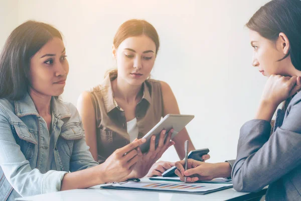 Çalışma grubu çok kültürlü iş kadınları ofiste grup toplantısı tartışmak. Etnik çeşitlilik işbirliği.