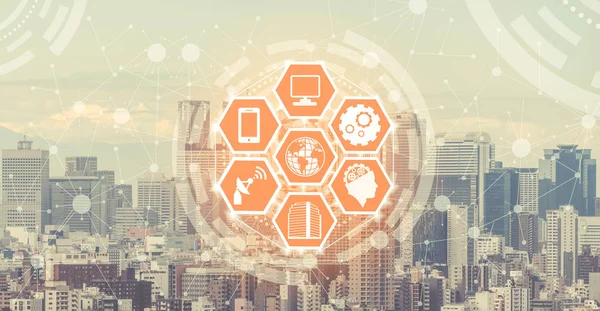 Akıllı şehir kablosuz iletişim ağı Internet şeyler (çok) ve bilgi iletişim teknolojisi (ICT) modern şehir binaları içinde belgili tanımlık geçmiş karşı grafik gösteren kavramı ile.