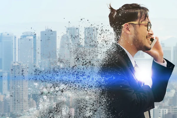 Gerçeküstü iletişim kavramı - genç işadamı istimal hareket eden telefon ile modern şehir binaları arka plan görüntüsü. Gelecek yenilik teknoloji ve Internet şey (çok ).