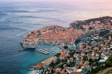 Dubrovnik'in tarihi kent üzerinde sahil, Adriyatik Denizi, Dalmaçya, Hırvatistan - Hırvatistan'ın önde gelen seyahat hedef. Dubrovnik eski şehir Unesco Dünya Mirasları 1979 yılında geçiyordu.